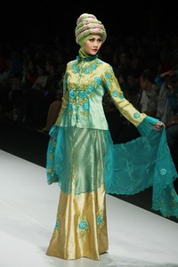 Jakarta, Indonesia - 15 Februari. En Shirikie Sangguluang. Explore Minangkabau Herritage. Indonesia Fashion Week 2013 at Jakarta Convention Center. 15 Februari 2013. Senayan. Jakarta. [Foto: Mohammad Abduh/Wolipop]