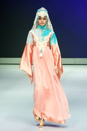 Jakarta, Indonesia - 15 Februari 2013. Ade Listiani The Imagine West Sumatra. Indonesia Fashion Week 2013 Explore Minangkabau Herritage at Jakarta Convention Center. Senayan. Jakarta. [Foto: Mohammad Abduh/Wolipop]