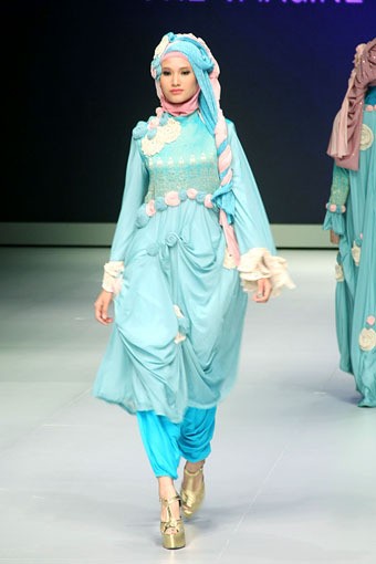 Jakarta, Indonesia - 15 Februari 2013. Ade Listiani The Imagine West Sumatra. Indonesia Fashion Week 2013 Explore Minangkabau Herritage at Jakarta Convention Center. Senayan. Jakarta. [Foto: Mohammad Abduh/Wolipop]