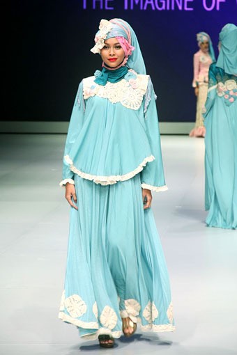 Jakarta, Indonesia - 15 Februari 2013. Ade Listiani The Imagine West Sumatra. Indonesia Fashion Week 2013 Explore Minangkabau Herritage at Jakarta Convention Center. Senayan. Jakarta. [Foto: Mohammad Abduh/Wolipop]