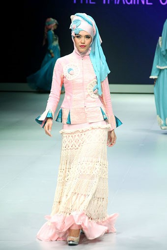 Jakarta, Indonesia - 15 Februari 2013. Ade Listiani The Imagine West Sumatra. Indonesia Fashion Week 2013 Explore Minangkabau Herritage at Jakarta Convention Center. Senayan. Jakarta. [Foto: Mohammad Abduh/Wolipop]