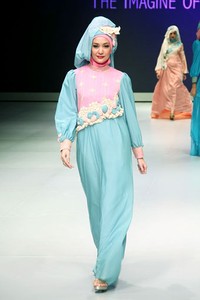 Jakarta, Indonesia - 15 Februari 2013. Ade Listiani The Imagine West Sumatra. Indonesia Fashion Week 2013 Explore Minangkabau Herritage at Jakarta Convention Center. Senayan. Jakarta. [Foto: Mohammad Abduh/Wolipop]