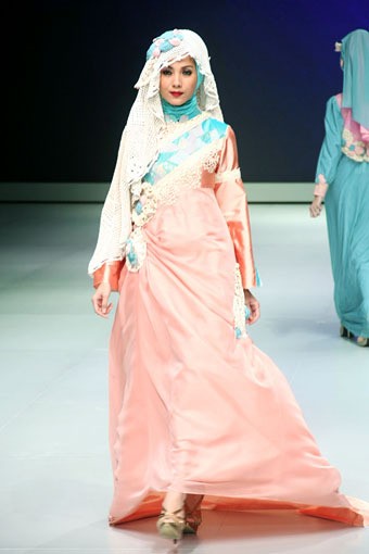 Jakarta, Indonesia - 15 Februari 2013. Ade Listiani The Imagine West Sumatra. Indonesia Fashion Week 2013 Explore Minangkabau Herritage at Jakarta Convention Center. Senayan. Jakarta. [Foto: Mohammad Abduh/Wolipop]