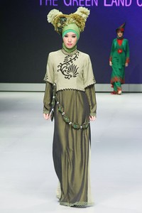 Yadiryah Zunur The Green Land of West Sumetra. Explore Minangkabau Herritage. Indonesia Fashion Week 2013 at Jakarta Convention Center. 15 Februari 2013. Senayan. Jakarta. [Foto: Mohammad Abduh/Wolipop]