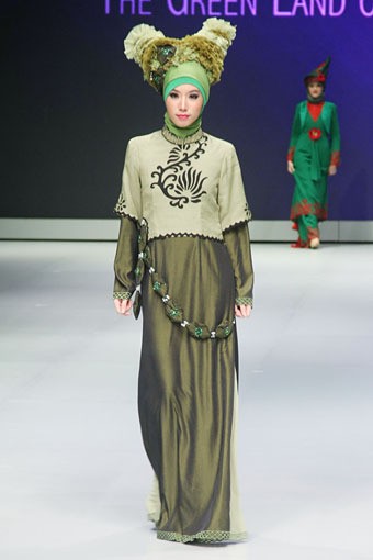 Yadiryah Zunur The Green Land of West Sumetra. Explore Minangkabau Herritage. Indonesia Fashion Week 2013 at Jakarta Convention Center. 15 Februari 2013. Senayan. Jakarta. [Foto: Mohammad Abduh/Wolipop]