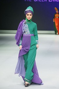 Yadiryah Zunur The Green Land of West Sumetra. Explore Minangkabau Herritage. Indonesia Fashion Week 2013 at Jakarta Convention Center. 15 Februari 2013. Senayan. Jakarta. [Foto: Mohammad Abduh/Wolipop]