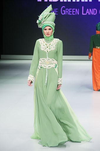 Yadiryah Zunur The Green Land of West Sumetra. Explore Minangkabau Herritage. Indonesia Fashion Week 2013 at Jakarta Convention Center. 15 Februari 2013. Senayan. Jakarta. [Foto: Mohammad Abduh/Wolipop]