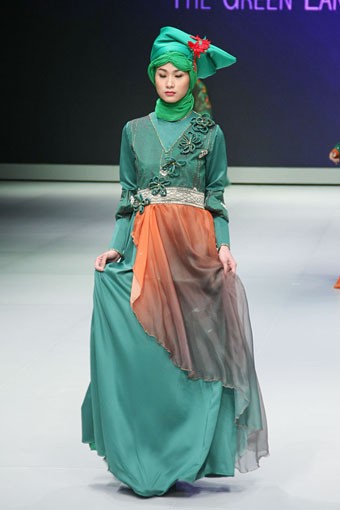 Yadiryah Zunur The Green Land of West Sumetra. Explore Minangkabau Herritage. Indonesia Fashion Week 2013 at Jakarta Convention Center. 15 Februari 2013. Senayan. Jakarta. [Foto: Mohammad Abduh/Wolipop]
