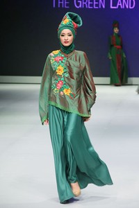 Yadiryah Zunur The Green Land of West Sumetra. Explore Minangkabau Herritage. Indonesia Fashion Week 2013 at Jakarta Convention Center. 15 Februari 2013. Senayan. Jakarta. [Foto: Mohammad Abduh/Wolipop]