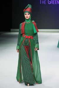 Yadiryah Zunur The Green Land of West Sumetra. Explore Minangkabau Herritage. Indonesia Fashion Week 2013 at Jakarta Convention Center. 15 Februari 2013. Senayan. Jakarta. [Foto: Mohammad Abduh/Wolipop]