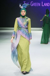 Yadiryah Zunur The Green Land of West Sumetra. Explore Minangkabau Herritage. Indonesia Fashion Week 2013 at Jakarta Convention Center. 15 Februari 2013. Senayan. Jakarta. [Foto: Mohammad Abduh/Wolipop]