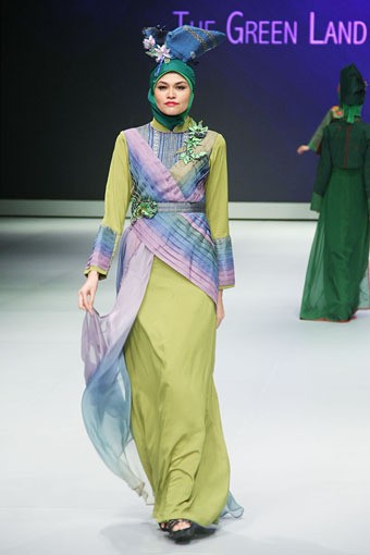Yadiryah Zunur The Green Land of West Sumetra. Explore Minangkabau Herritage. Indonesia Fashion Week 2013 at Jakarta Convention Center. 15 Februari 2013. Senayan. Jakarta. [Foto: Mohammad Abduh/Wolipop]