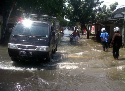 Stasiun Tawang dan Masjid Agung Jateng Terkepung Banjir