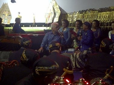 Hatta Didaulat Naik Panggung Dalam Pagelaran Wayang Kulit di Borobudur