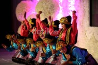 Tarian ini dilakukan secara berkelompok, sambil bernyanyi dengan posisi duduk berlutut dan berbanjar/bersaf tanpa menggunakan alat musik pengiring.