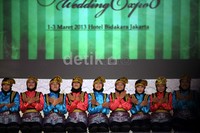 Suara para penari dan tepuk tangan yang dikombinasikan dengan memukul dada dan pangkal paha serta menghempaskan badan ke berbagai arah berhasil memukau pengunjung Wedding Expo 2013.