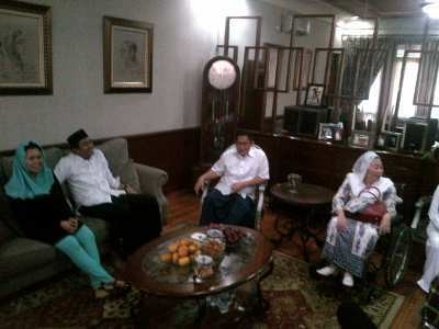 Dikunjungi Istri Gus Dur, Anas Sungkem