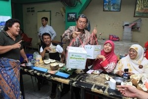 Gubernur Jabar Aher Makan Durian Bareng Cagub Sumut Asal PKS