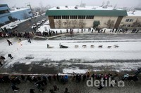 Lomba kereta luncur anjing ini dilakukan di kota kecil di Alaska.