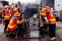 Warga bahu membahu memadamkan api. Sebagai catatan, kawasan Tambora merupakan salah satu kawasan pemukiman terpadat di Jakarta.