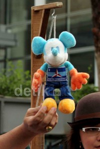 Pong membawa sebuah boneka tikus berbaju bendera Partai Demokrat digantung.