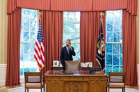 Obama berada di meja kerjanya di Gedung Putih, Washington DC, Juni tahun lalu..  (Photo by Pete Souza/The White House via Getty Images)
