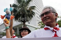Aksi tersebut untuk menyerukan pemberantasan korupsi dan narkoba.