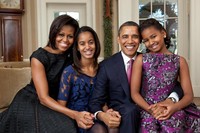Foto keluarga Obama yang diambil pada Desember 2011. Tampak (kiri ke kanan) Ibu Negara Michelle Obama, Malia Obama, Barack Obama dan Sasha Obama. (Photo by Pete Souza/White House via Getty Images)