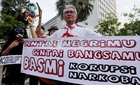 Demontrasi damai ini hanya diikuti oleh 5 orang namun cukup menyedot perhatian warga.