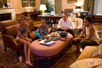 Keluarga Obama dengan baju rumahan menonton Piala Dunia antara AS melawan Jepang di Treatry Room, kompleks Gedung Putih, (17/7/2011).(Photo by Pete Souza/The White House via Getty Images)