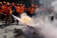 Mereka juga dilatih tentang cara menggunakan alat penyemprot api.