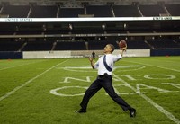 Obama melempar bola disela-sela pertemuan NATO di Chicago, Mei 2012. (Photo by Pete Souza/The White House via Getty Images).