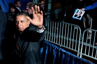 Obama melambaikan tangan usai sebuah acara di Virginia. (Photo by Chip Somodevilla/Getty Images)