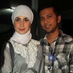 Resmi Tunangan, Emil & Arumi Bachsin Tebar Senyuman