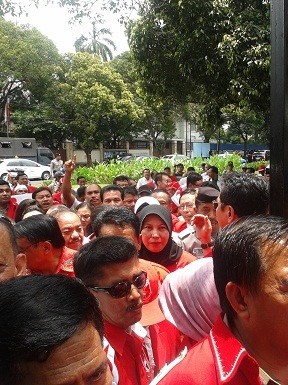 Geruduk Kantor KPU, Seratusan Massa PKPI Minta Ditemui Komisioner KPU