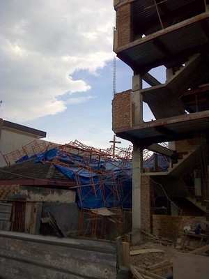 Scaffolding Ambruk Timpa Rumah dan Mobil di Medan