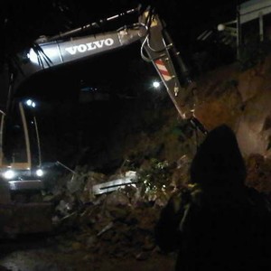 Ada Evakuasi Longsoran, Jalur di Puncak Ditutup