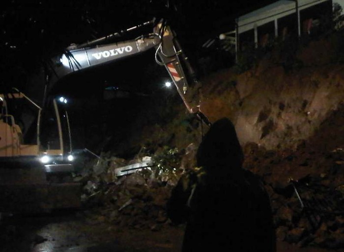 Ada Evakuasi Longsoran, Jalur di Puncak Ditutup