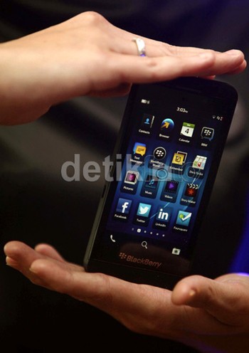 Ponsel yang akan tersedia dalam dua warna, hitam dan putih ini selain memiliki tampilan yang elegan dan khas, juga merupakan smartphone BlackBerry tercepat dengan prosesor inti ganda 1,5 GHz dengan 2GB RAM, 16GB penyimpanan internal, serta slot kartu memori yang dapat diupgrade dan mendukung kartu hingga 64GB.