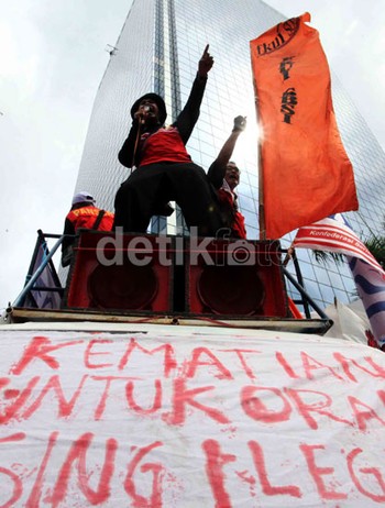 Aksi ini sempat membuat lalu lintas di Jalan Sudirman tersendat.