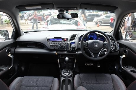 Ngebut dengan Mobil Sport Hybrid Honda CR-Z