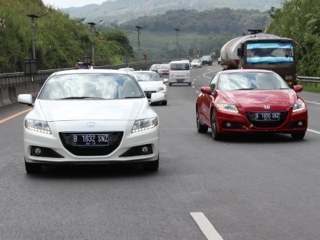 Ngebut dengan Mobil Sport Hybrid Honda CR-Z
