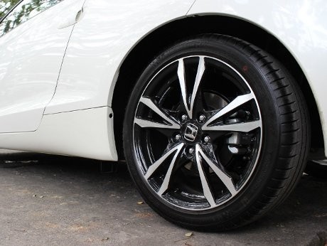 Ngebut dengan Mobil Sport Hybrid Honda CR-Z
