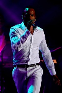 'Flava' dibawakan sebagai lagu pembuka.