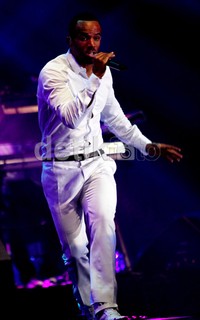 Ia mencampuradukkan lagu 'Genie in the Bottle', 'So Sick of Love Songs' hingga 'We Found a Love' yang dipopulerkan Rihanna bersama Calvin Harris.