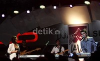 Penampilan Eva dan Indra sukses membuat penonton hanyut dalam suasana.