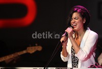 Eva menyanyikan lagu hits dunia seperti Carly Rae Jepsen 'Call Me Maybe', Ne Yo 'Let Me Love You', Frank Ocean 'Thinkin About You', dan lainnya.