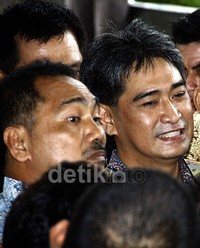 Choel datang ke KPK selalu didampingi kakanya, Rizal Mallarangeng. Ramses/detikFoto.