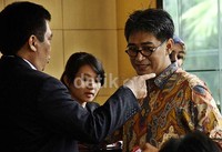 Choel berbincang dengan penasehat hukumnya saat masuk ke ruang tunggu KPK. Ramses/detikFoto.