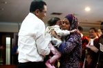 Dahlan Iskan Gendong Anak Penderita Kerapuhan Kulit